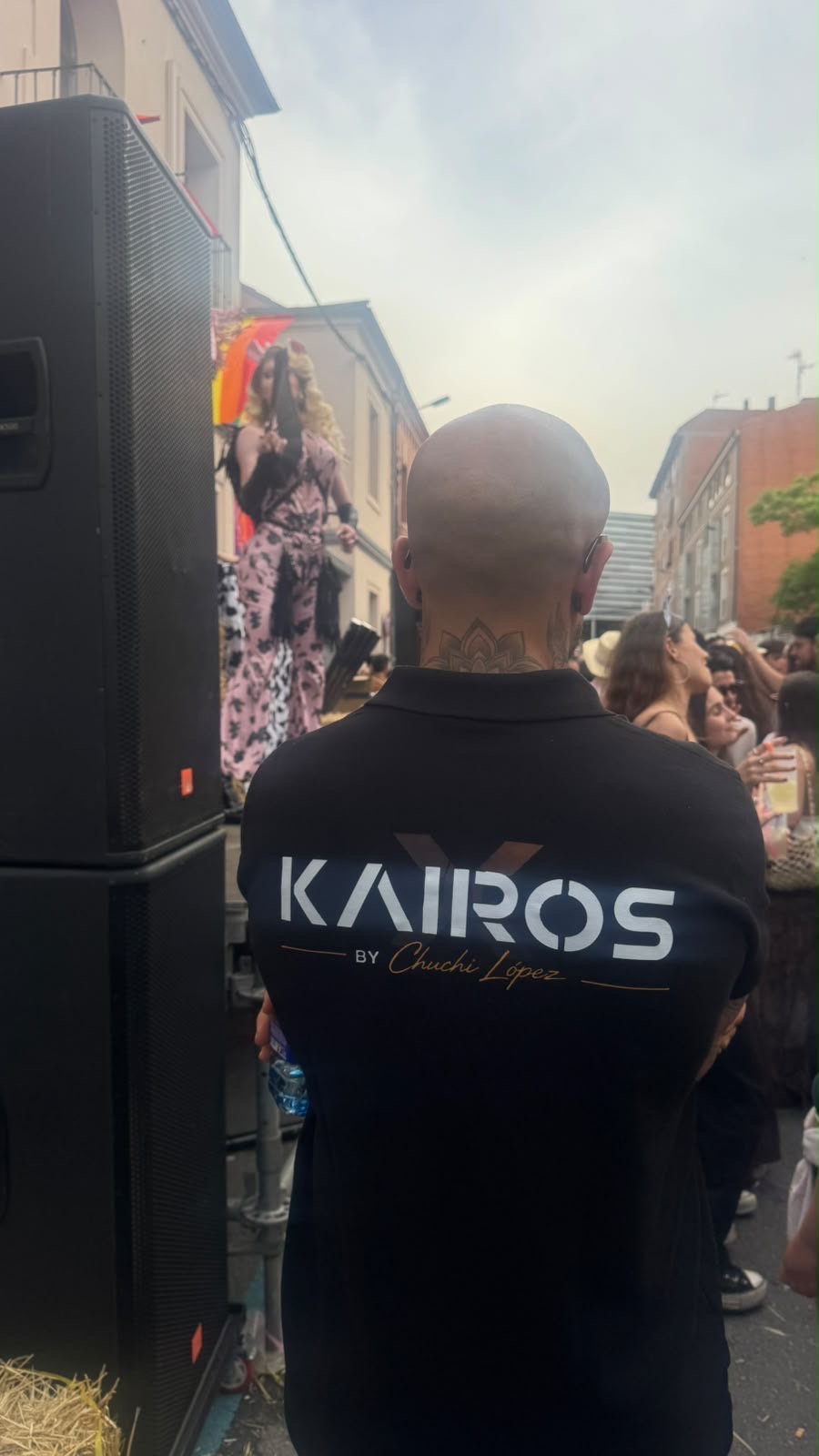 Profesional de KAIROS supervisando un espectáculo desde el lateral del escenario